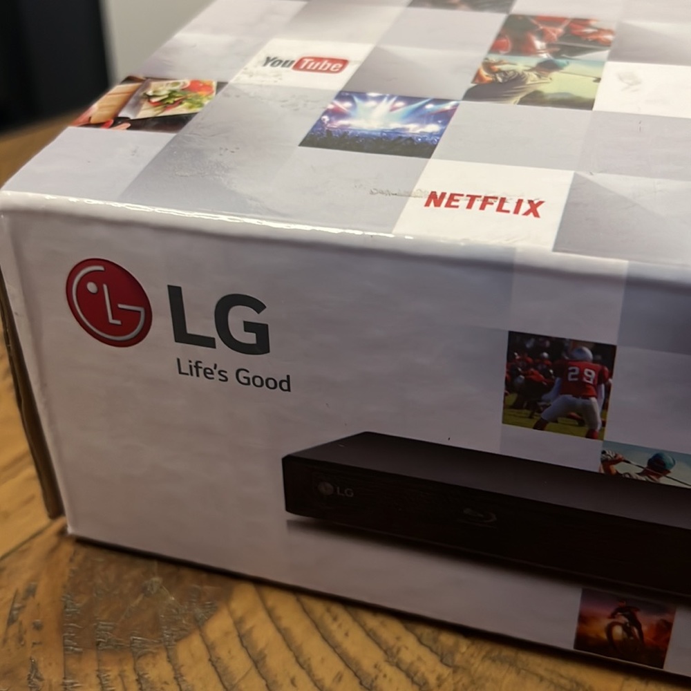 Wireless Streaming Blu-ray DiscTM/DVD Player - Picture 4 of 10